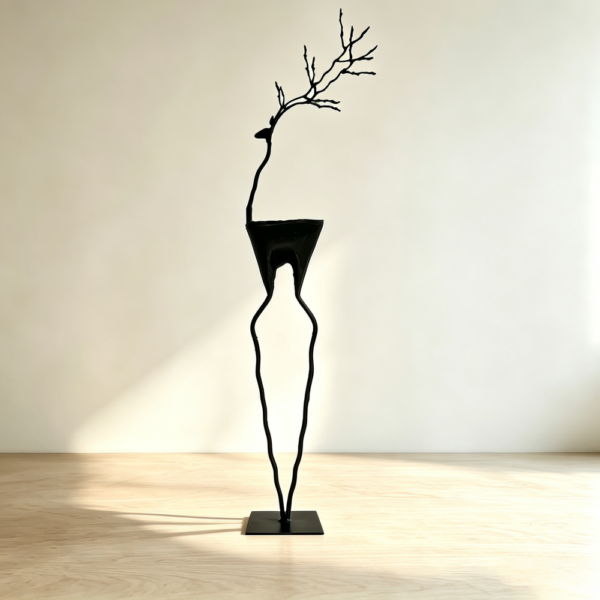 第二段插图 Decorative metal garden statue